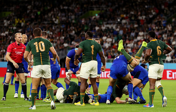 Duane Vermeulen is spear tackled by the Italian props