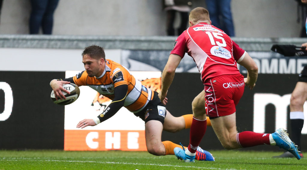 Tian Meyer of Cheetahs dives in to score a try