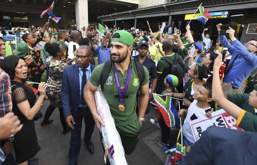 epa07974744 South African supporters welcome South African rugby player Damian de Allende (C) at O.R.Tambo International airport as some of the national rugby team known as the Springboks arrive from Japan after winning the Rugby World Cup, Johannesburg, South Africa 05 November 2019. South Africa won the Webb Ellis trophy after defeating England 32-12 in the Rugby World Cup final played in Japan on 02 November 2019. EPA/STR