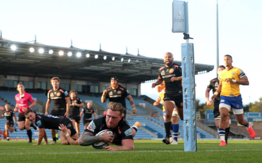 Exeter Chiefs fullback Stuart Hogg scores