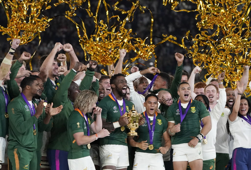 epa07966578 South African captain Siya Kolisi (C) holds the cup as the team celebrates winning the Rugby World Cup final match between England and South Africa at the International Stadium Yokohama, Kanagawa Prefecture, Yokohama, Japan, 02 November 2019. EPA/FRANCK ROBICHON EDITORIAL USE ONLY/ NO COMMERCIAL SALES / NOT USED IN ASSOCATION WITH ANY COMMERCIAL ENTITY