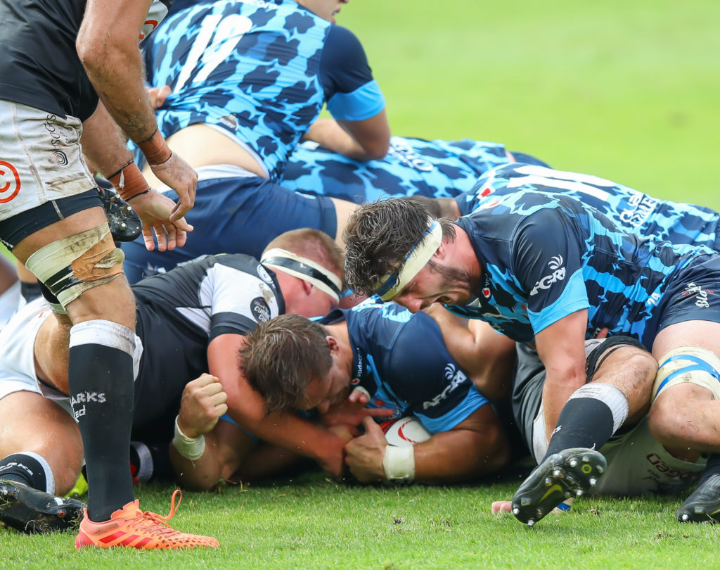 Arno Botha scores his first try for the Bulls in the final