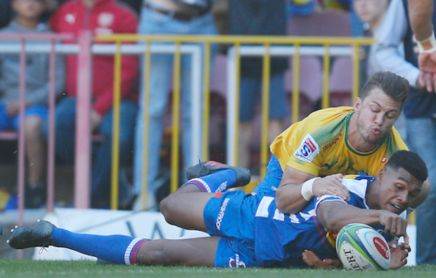 Damian Willemse scores against the Bulls