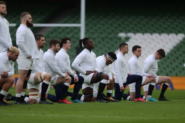 England's players line up during the 'taking the knee' minute ahead of the Six Nations international rugby union match between Ireland and England at the Aviva Stadium in Dublin, on March 20, 2021. (Photo by Niall Carson / POOL / AFP)
